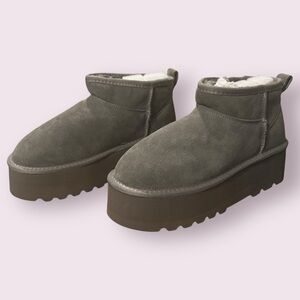 NIB Project Cloud Grey Mini Platform Ankle Booties “Huggy” Suede Plush size 7